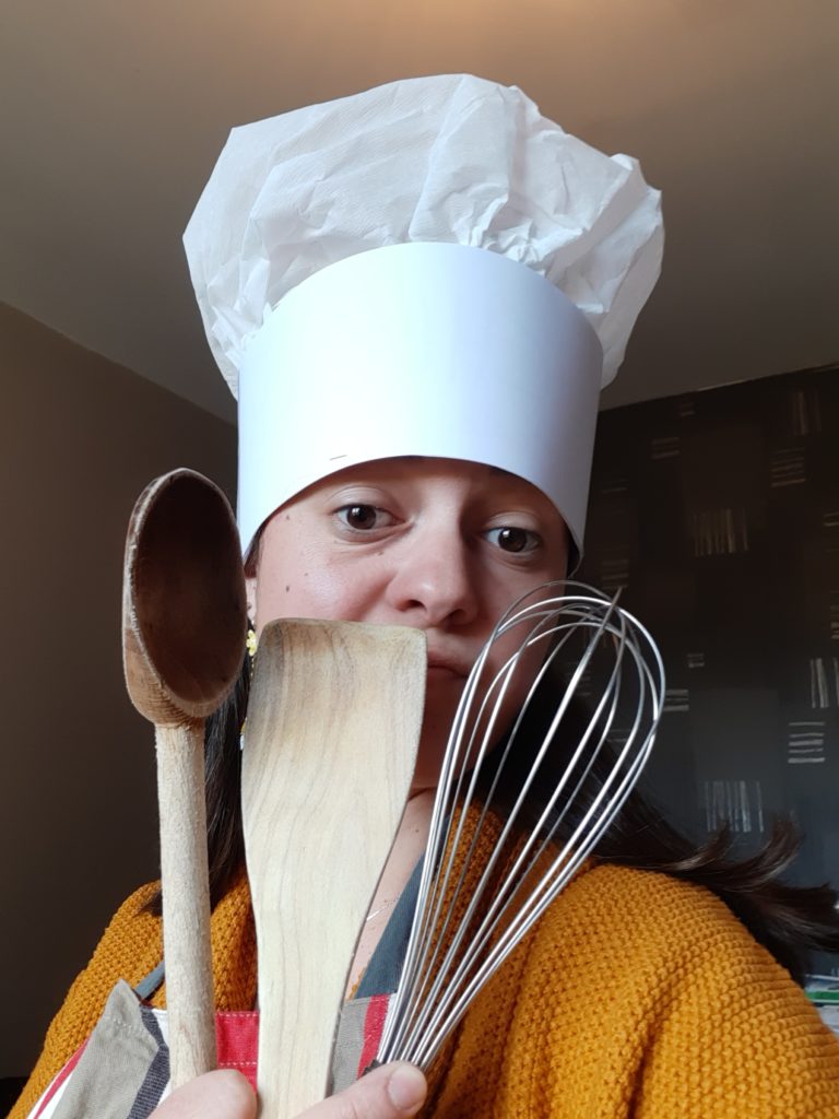 Coralie Baratault, professionnelle du jeu de Trésor Ludique, en train d'animer en costume de cuisinière.